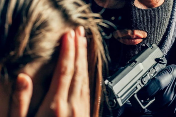 Donetskdə oğrular qarət etdikləri evdə dördü uşaq olmaqla səkkiz nəfəri güllələyiblər